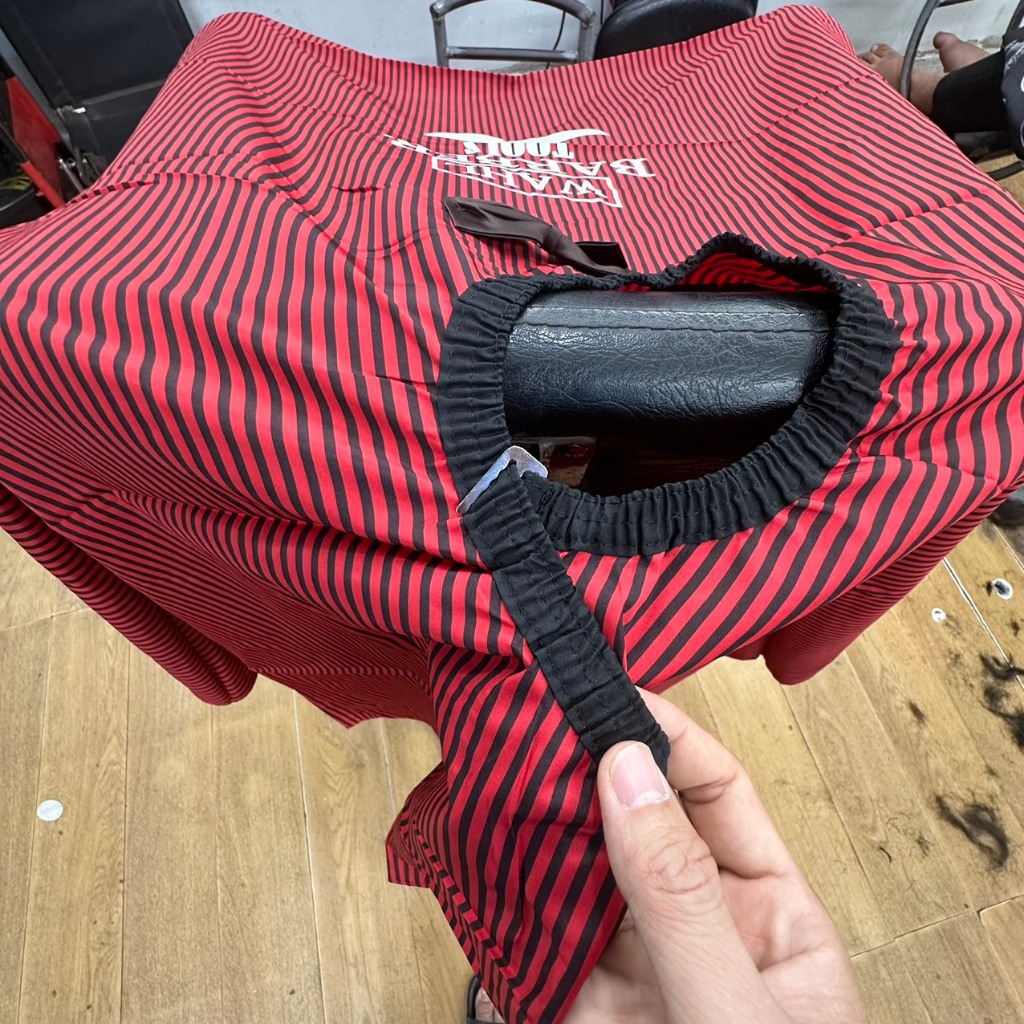 Áo choàng cắt tóc Wahl đỏ sọc đen có nơ