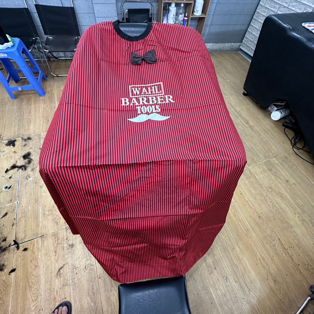 Áo choàng cắt tóc Wahl đỏ sọc đen có nơ