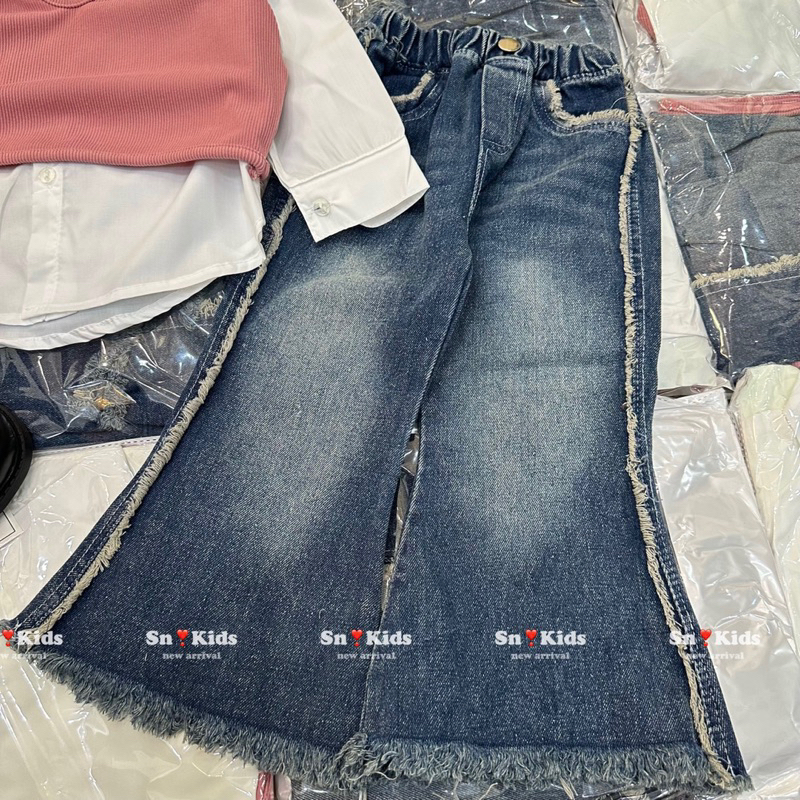 Set bộ quần jean loe gấu mix áo sơ mi và áo gile