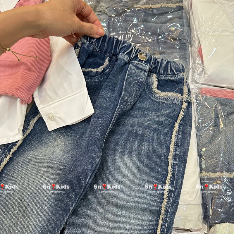 Set bộ quần jean loe gấu mix áo sơ mi và áo gile
