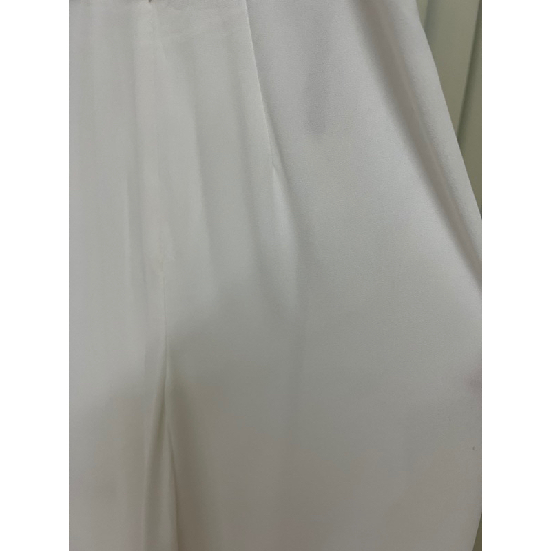 Quần áo dài màu trắng, màu đỏ