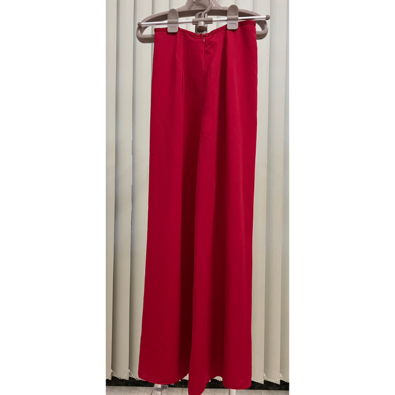 Quần áo dài màu trắng, màu đỏ