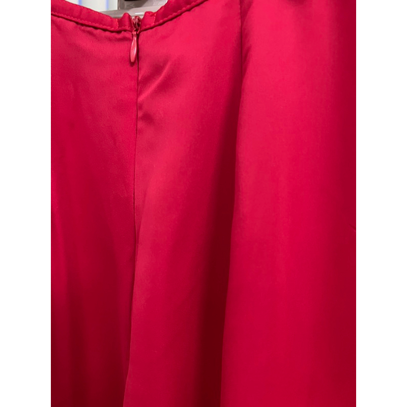 Quần áo dài màu trắng, màu đỏ