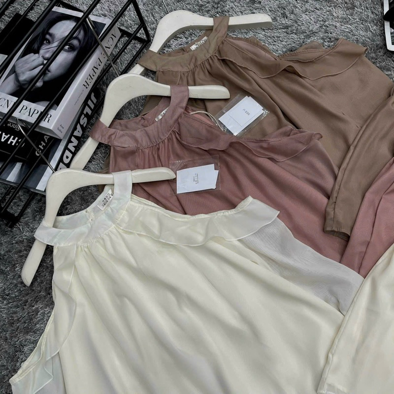 Set áo tay dài khoét vai viền bèo phối quần short