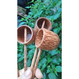 Múc rượu bằng gỗ dừa