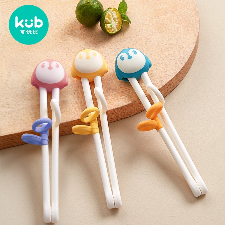 Bộ tập đũa cho bé KUB với hình hoạt động vật dễ thương chất liệu PP an toàn