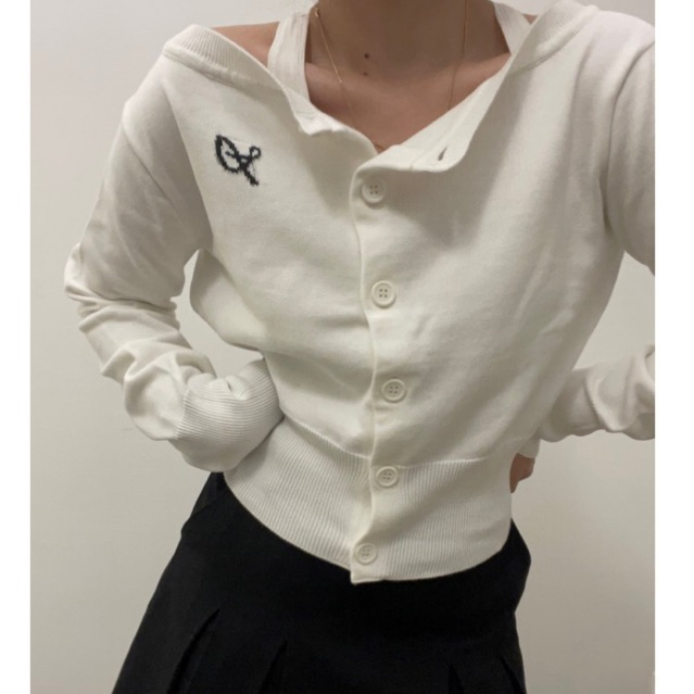 Áo cardigan 1604 trễ vai cách điệu, thêu logo đặc trưng