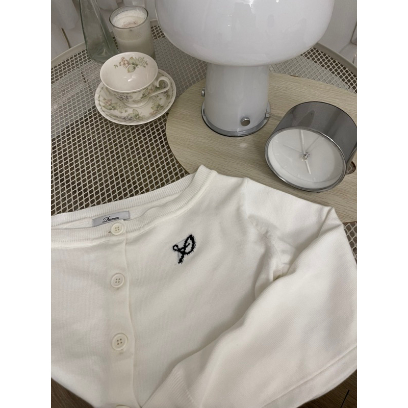 Áo cardigan 1604 trễ vai cách điệu, thêu logo đặc trưng