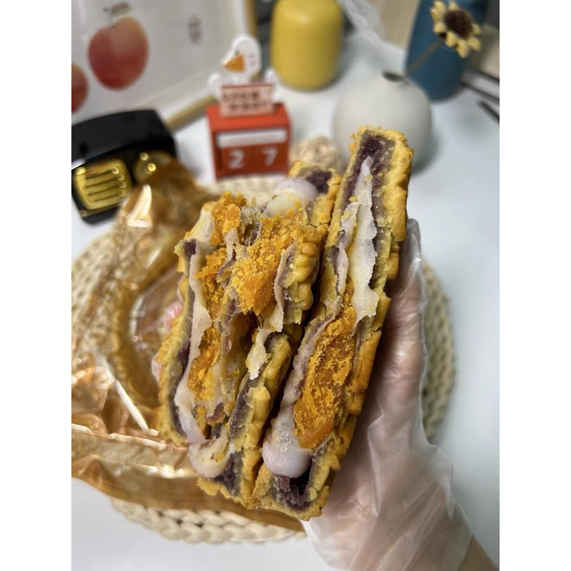 Bánh trung thu khoai môn trứng muối