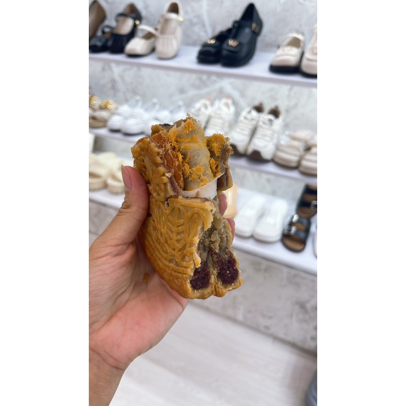 Bánh trung thu khoai môn trứng muối