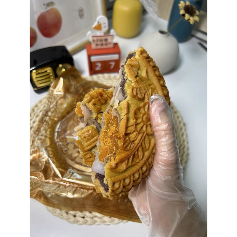 Bánh trung thu khoai môn trứng muối