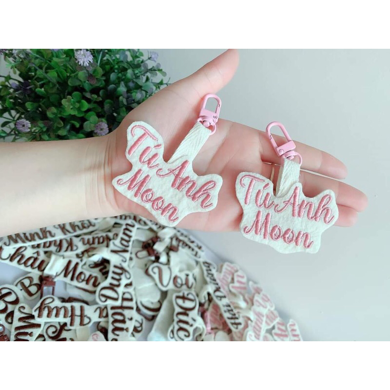 Thẻ tên treo ba lô cho bé thêu 2 hàng chữ MYSS BABY