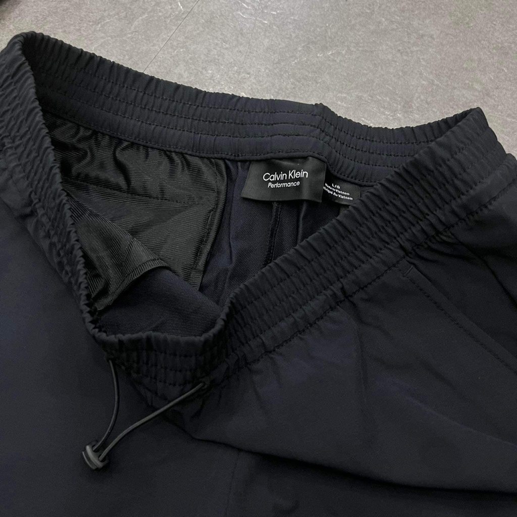 Quần short CK Calvin Klein poly thun co giãn nhẹ, mặc siêu thoải mái, chất gió pha thun