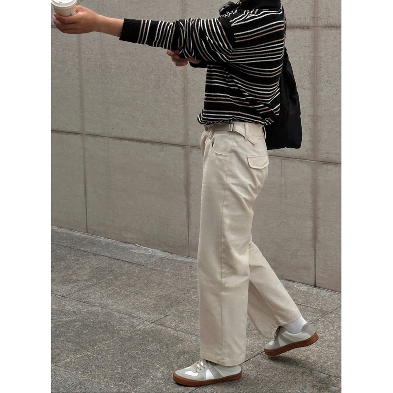 SANTÉ STUDIO - Quần nam ống suông vải kaki side tab, có đai chỉnh eo - COMPACT WIDE PANTS.