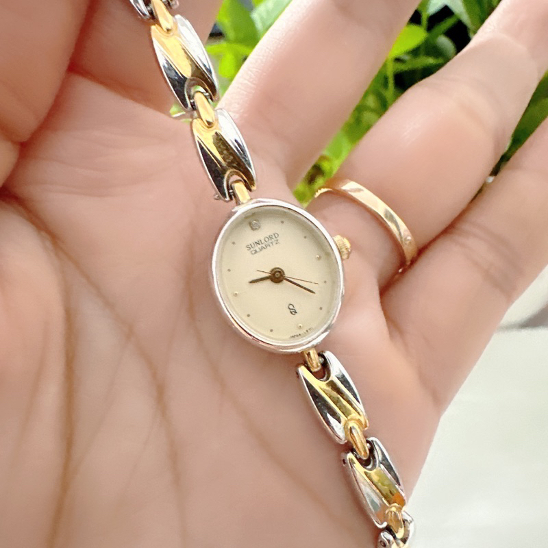 Đồng hồ nữ si nhật dáng lắc tay hiệu Sunlord