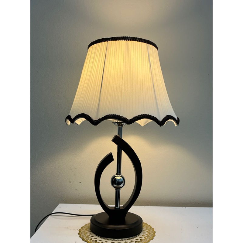 Đèn Bàn Phong Cách Hiện Đại