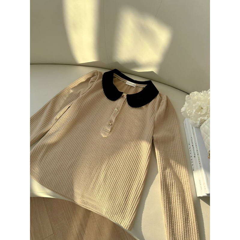 Áo thun nâu cổ nhung đen cúc nơ vàng by La Moneta 2 bản dài tay và cộc tay