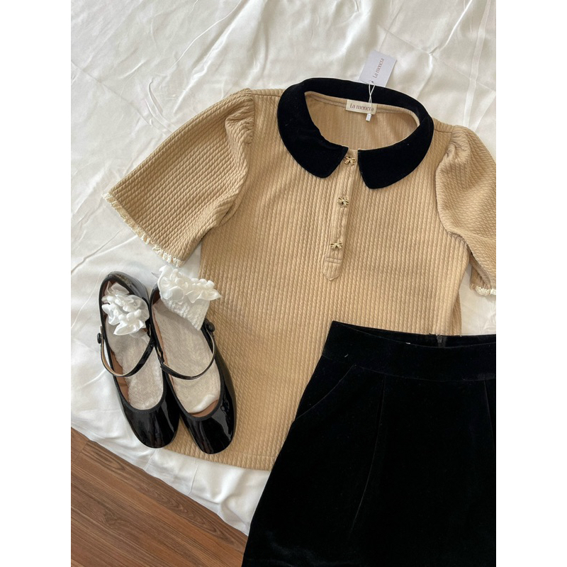 Áo thun nâu cổ nhung đen cúc nơ vàng by La Moneta 2 bản dài tay và cộc tay