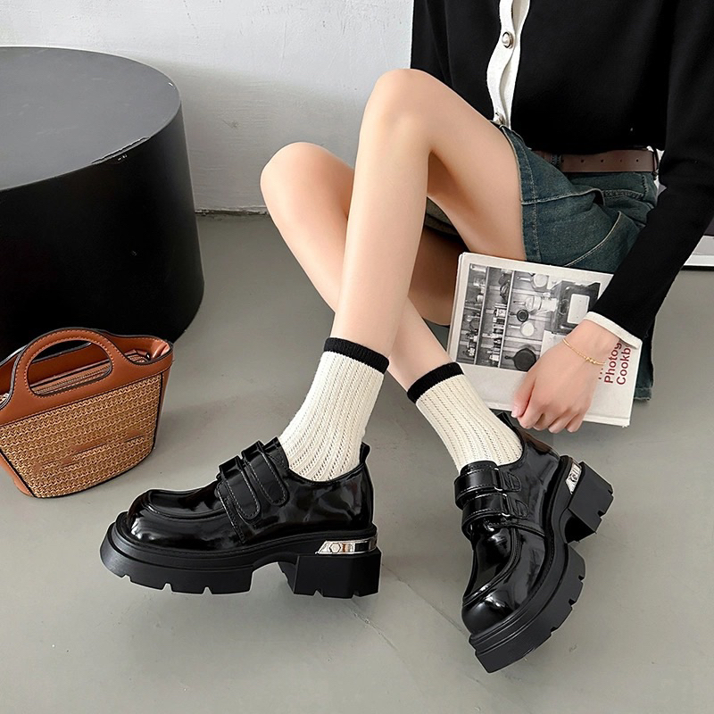 Giày lười nữ đế vuông 2023 mùa thu da mềm khóa kim loại dày