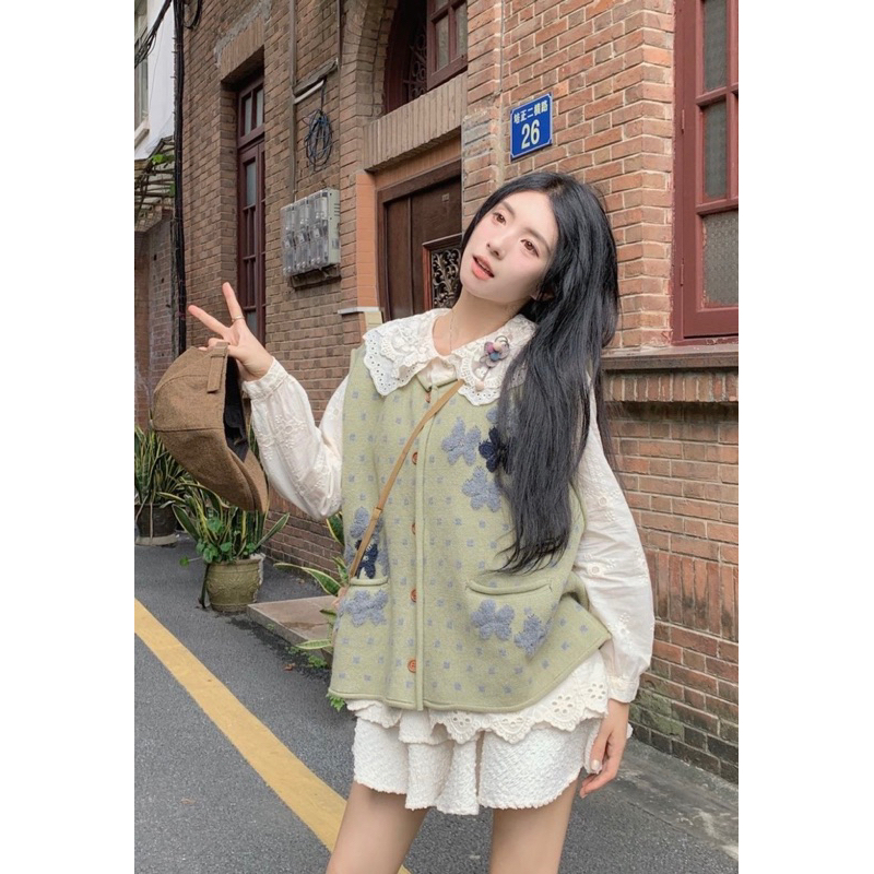 Áo gile len dệt kim thêu hoa mix sơ mi tiểu thư