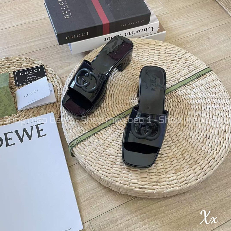 Guốc gc quai ngang logo nhựa thơm gót vuông fullbox