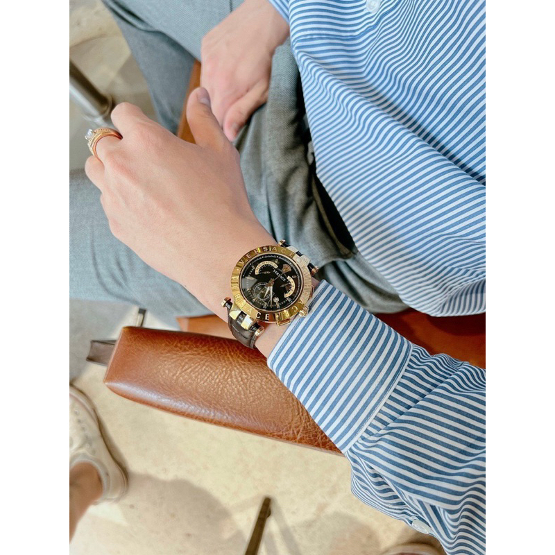 Đồng hồ nam Versace V-Race mặt tròn dây da đen
