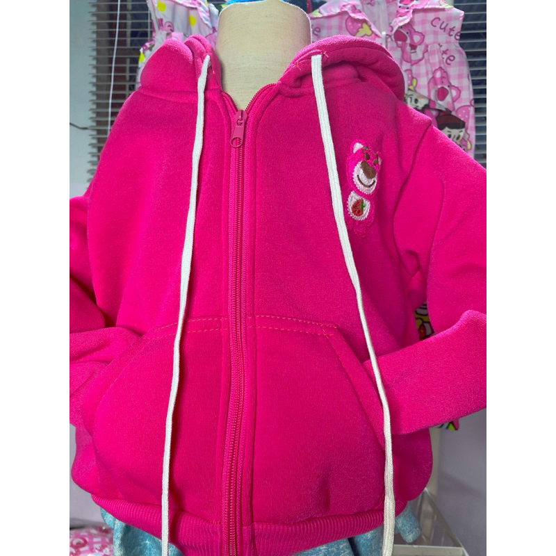 Áo khoác gấu dâu thêu cho bé gái