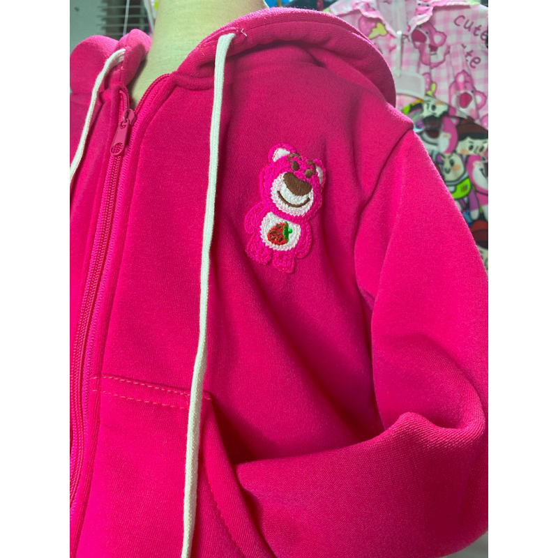 Áo khoác gấu dâu thêu cho bé gái