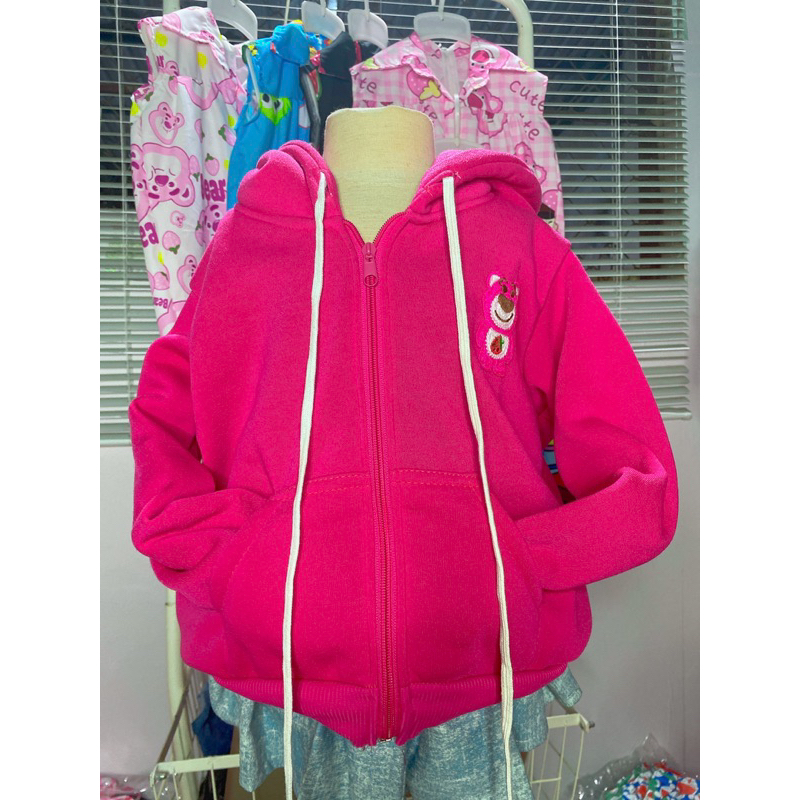 Áo khoác gấu dâu thêu cho bé gái