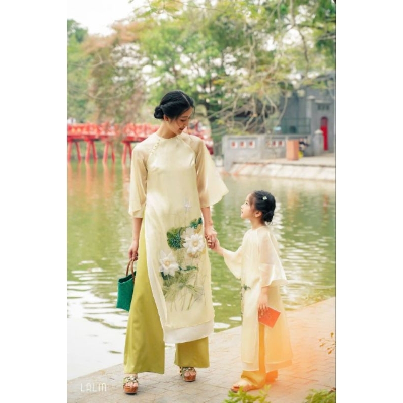 🥰 siêi phẩm sét áo dài cách tân mẹ bé gia đình cáo cấp đẹp sang chảnh. áo dài thiết kế chất tapta cao cấ8p