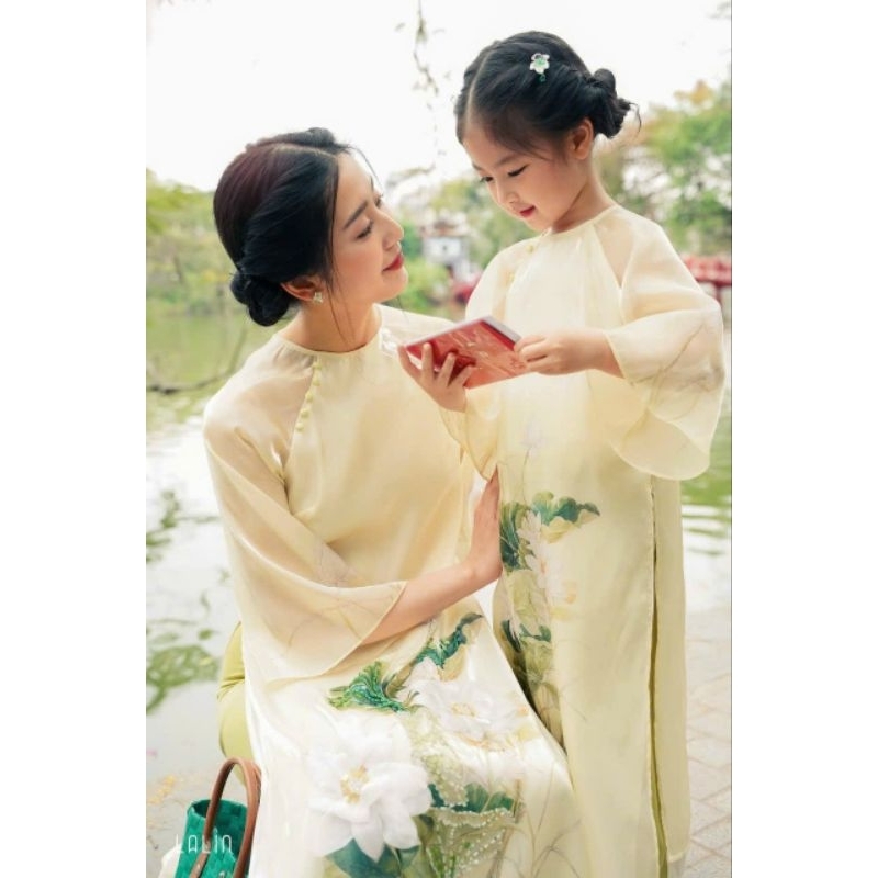 🥰 siêi phẩm sét áo dài cách tân mẹ bé gia đình cáo cấp đẹp sang chảnh. áo dài thiết kế chất tapta cao cấ8p