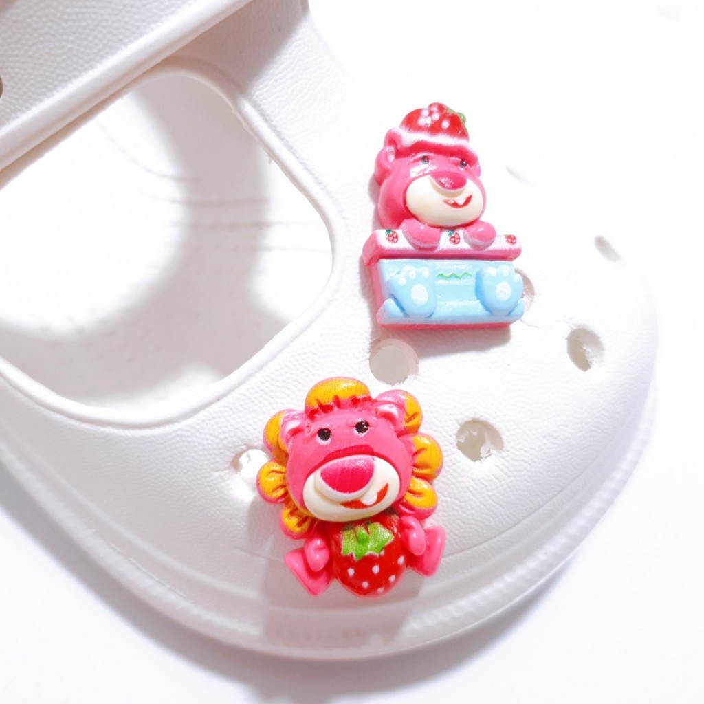 Sticker trang trí dép cross / nút gắn hkdesign mẫu gấu pink ôm dâu gắn sục/ duet nữ