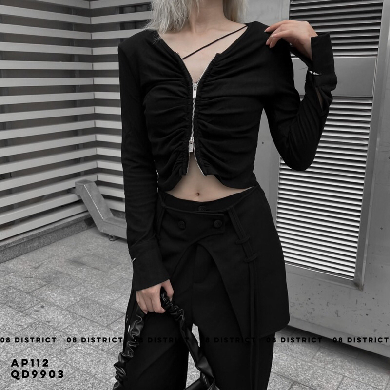 Áo phông dáng ôm có chốt bạc ở tay