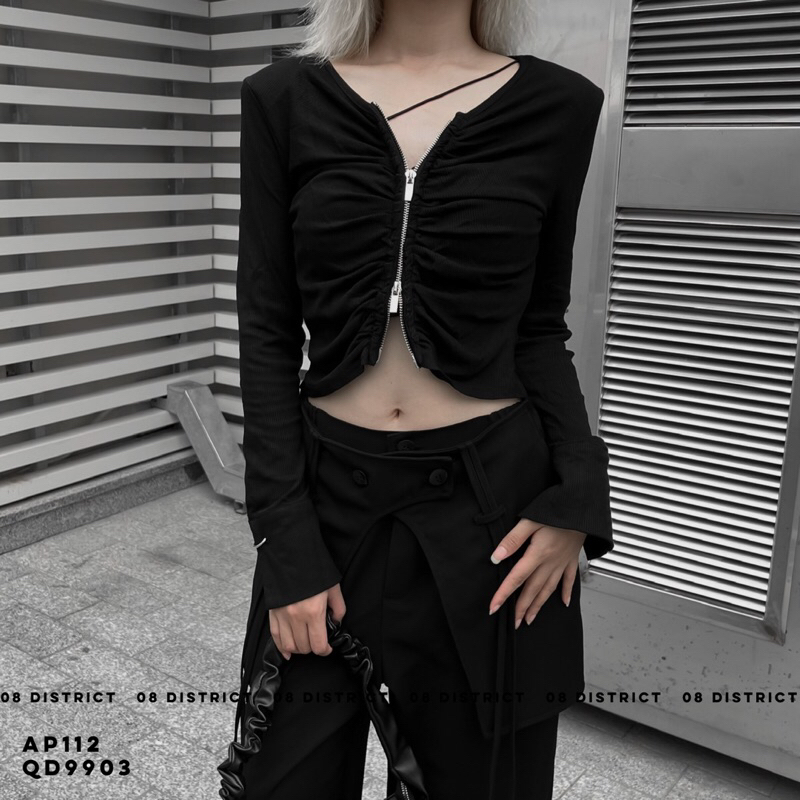 Áo phông dáng ôm có chốt bạc ở tay