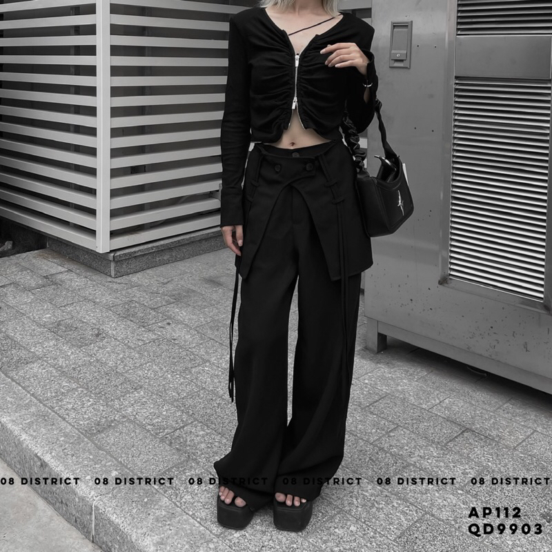 Áo phông dáng ôm có chốt bạc ở tay