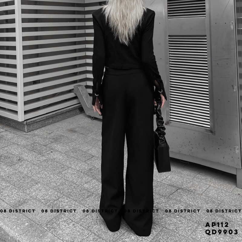 Áo phông dáng ôm có chốt bạc ở tay