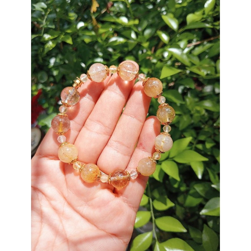 Vòng tay tóc vàng.