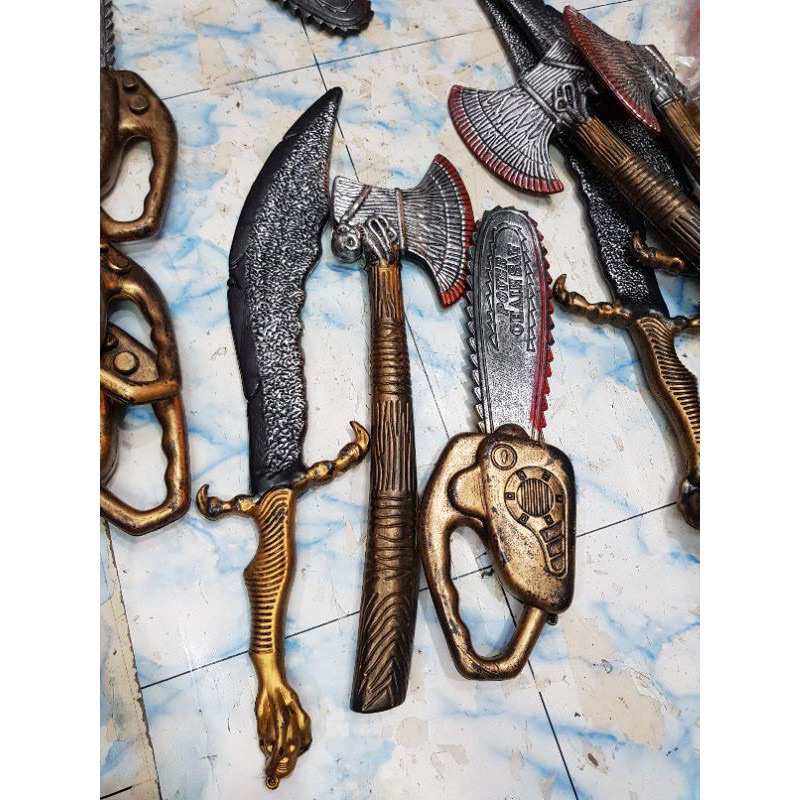 Đồ chơi dụng cụ mỏ lết, cưa, rìu… bằng nhựa hóa trang Halloween