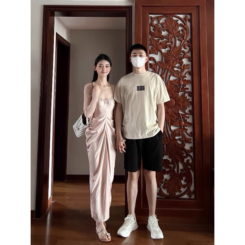 Set váy đầm lụa xếp ly nhíu thân 2 dây hở lưng và áo khoác thiết kế gợi cảm dành cho nữ phong cách nhẹ nhàng