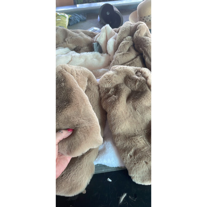 Áo khoác lông sang chảnh cho bé như đi tiệc