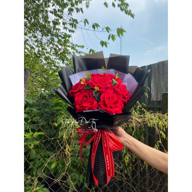 BÓ HOA HỒNG NHUNG 7 bông mix lá táo tặng kèm đèn thiệp)giấy đen sang chảnh 💐🌹