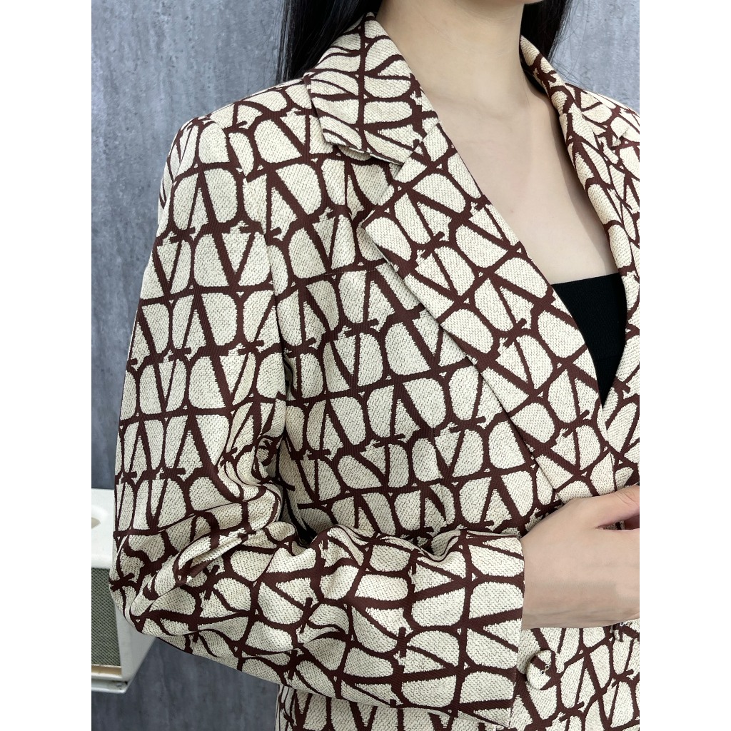 Áo vest dài tay hoạ tiết nâu AV130
