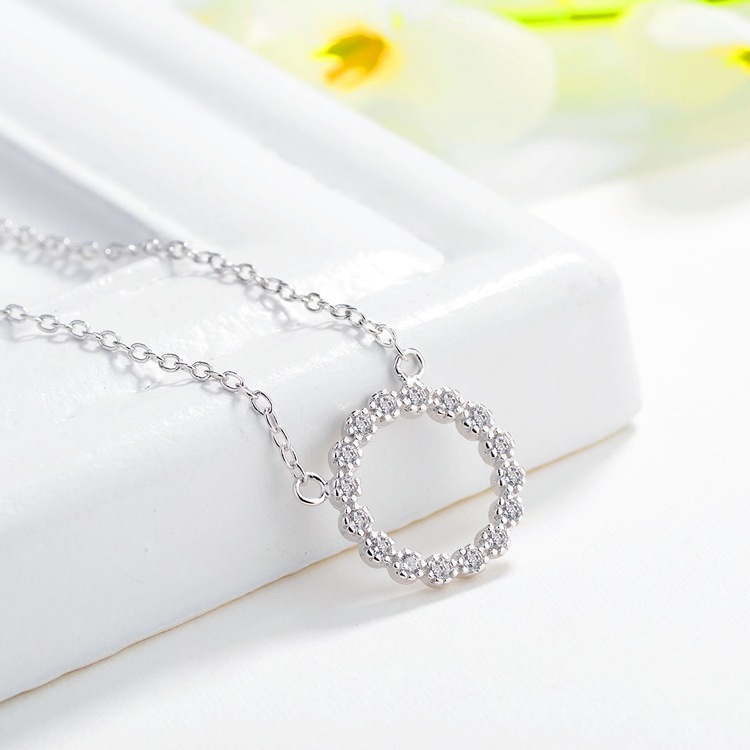Dây chuyền bạc nữ hình tròn đính đá lấp lánh cao cấp nữ tính Phuc Minh Jewelry.