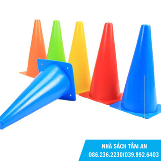 Mắc cơ hình chóp nhựa 18cm + 32cm được sử dụng để rèn luyện kỹ năng chơi bóng đá hiệu quả