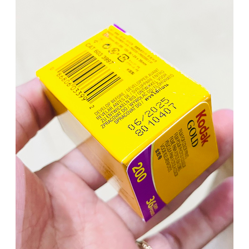 Film Kodak Gold 200 date 06.2025 36exp một hộp giấy có 1 cuộn  film 35mm