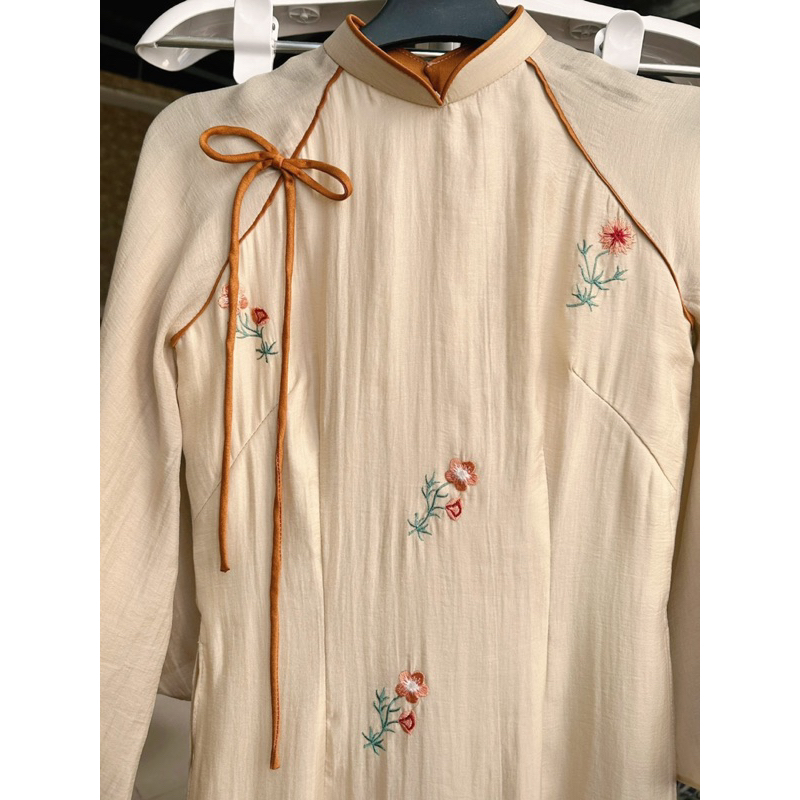 Áo dài tơ thêu hoa nổi