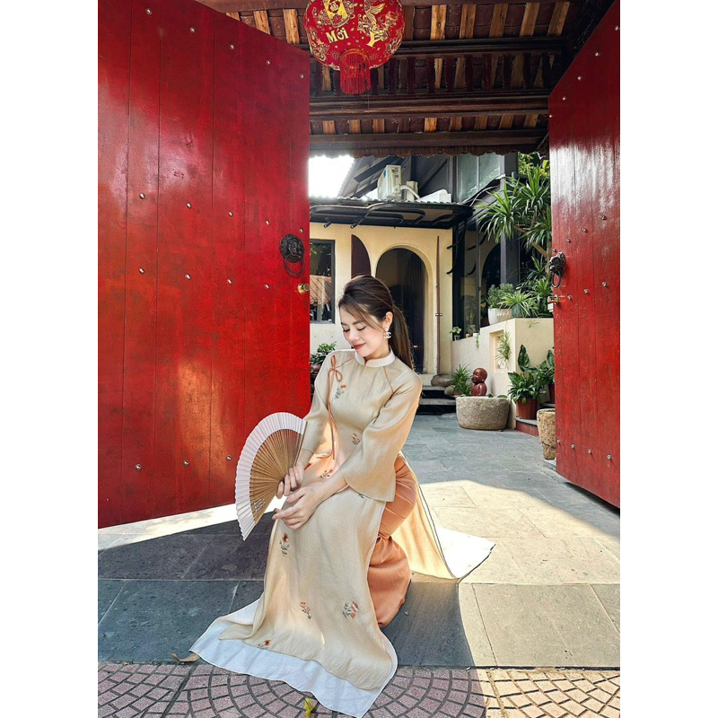 Áo dài tơ thêu hoa nổi