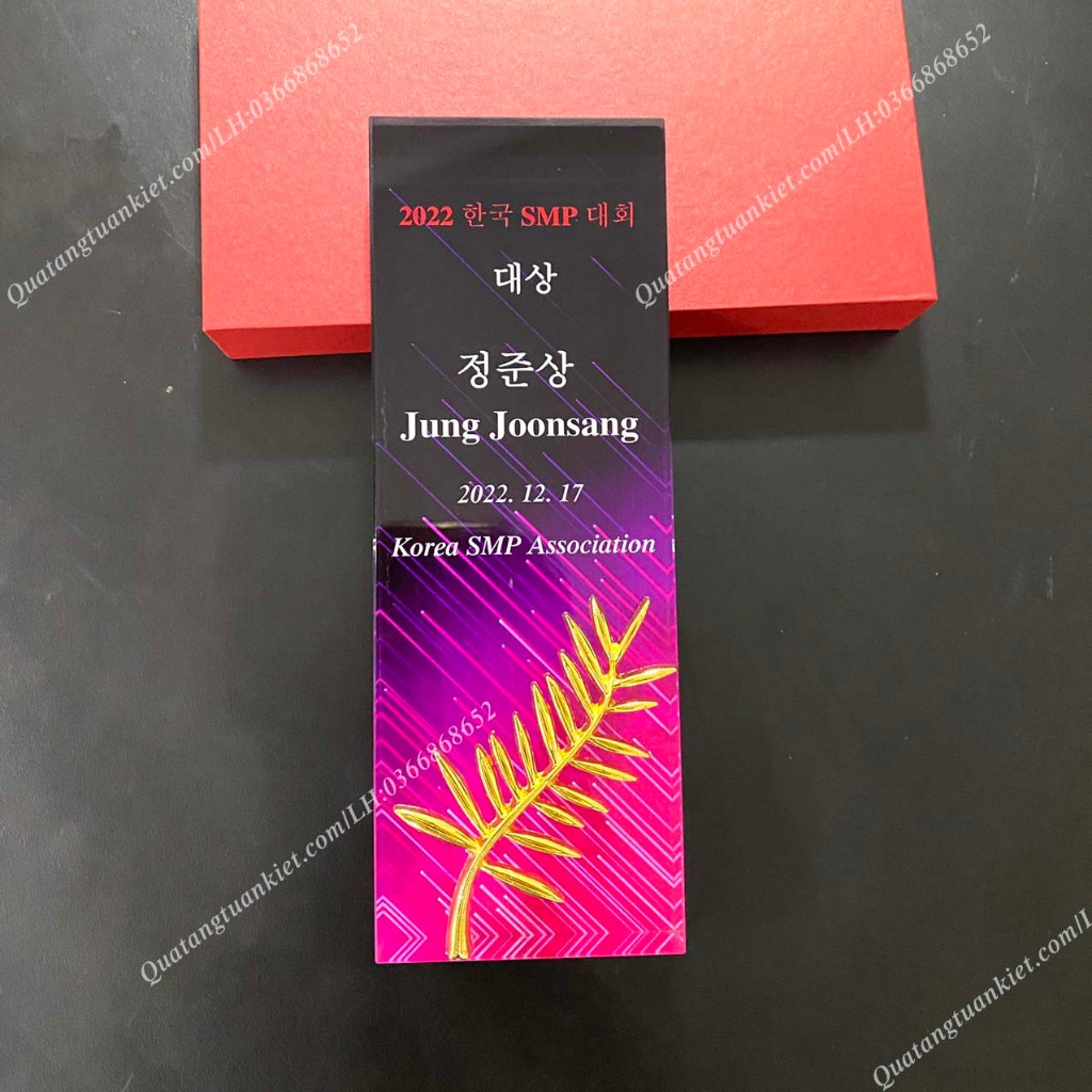 Cúp pha lê chữ nhật đứng họa tiết mạ vàng