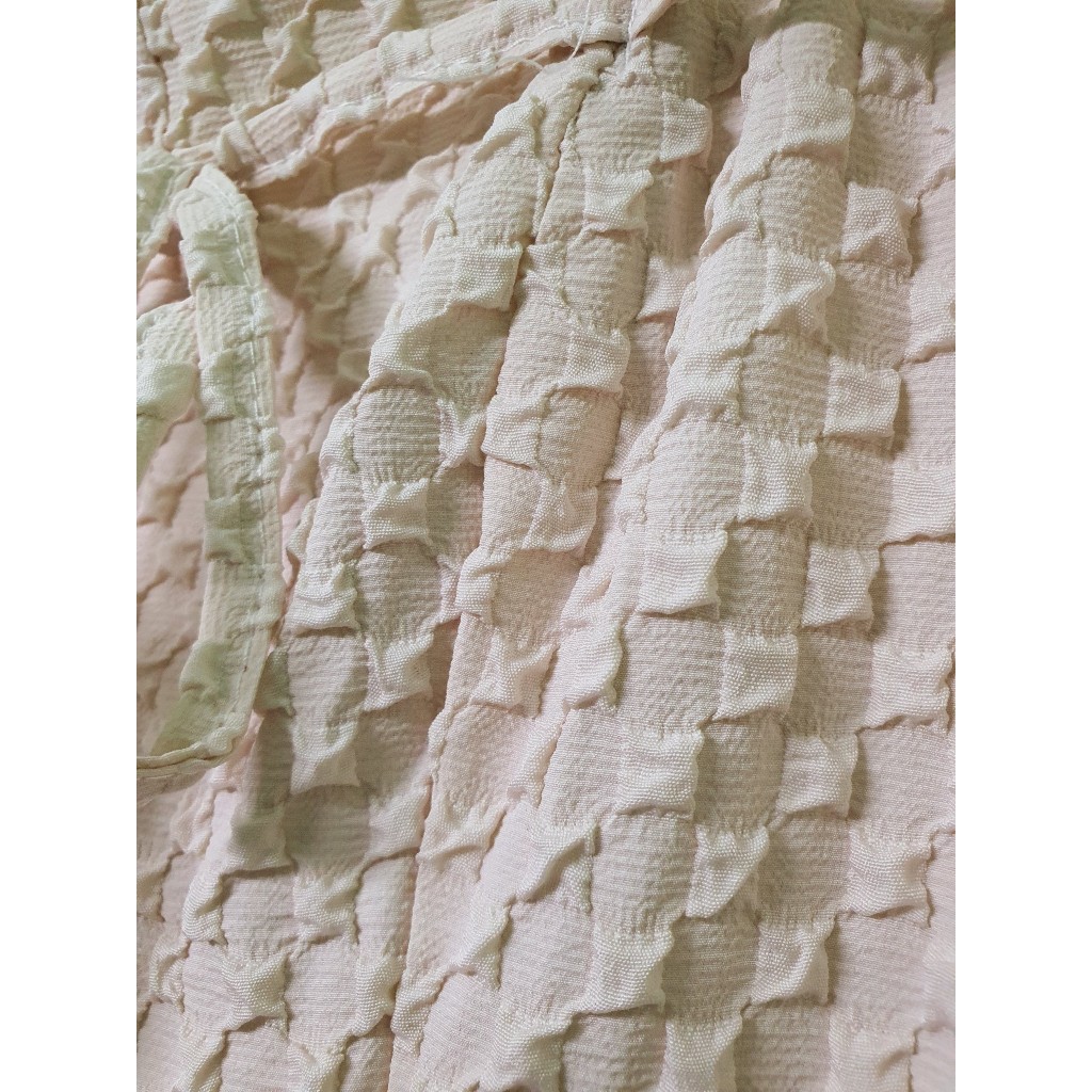 Đầm 2 dây xoè dáng dài màu kem, chất vải xốp