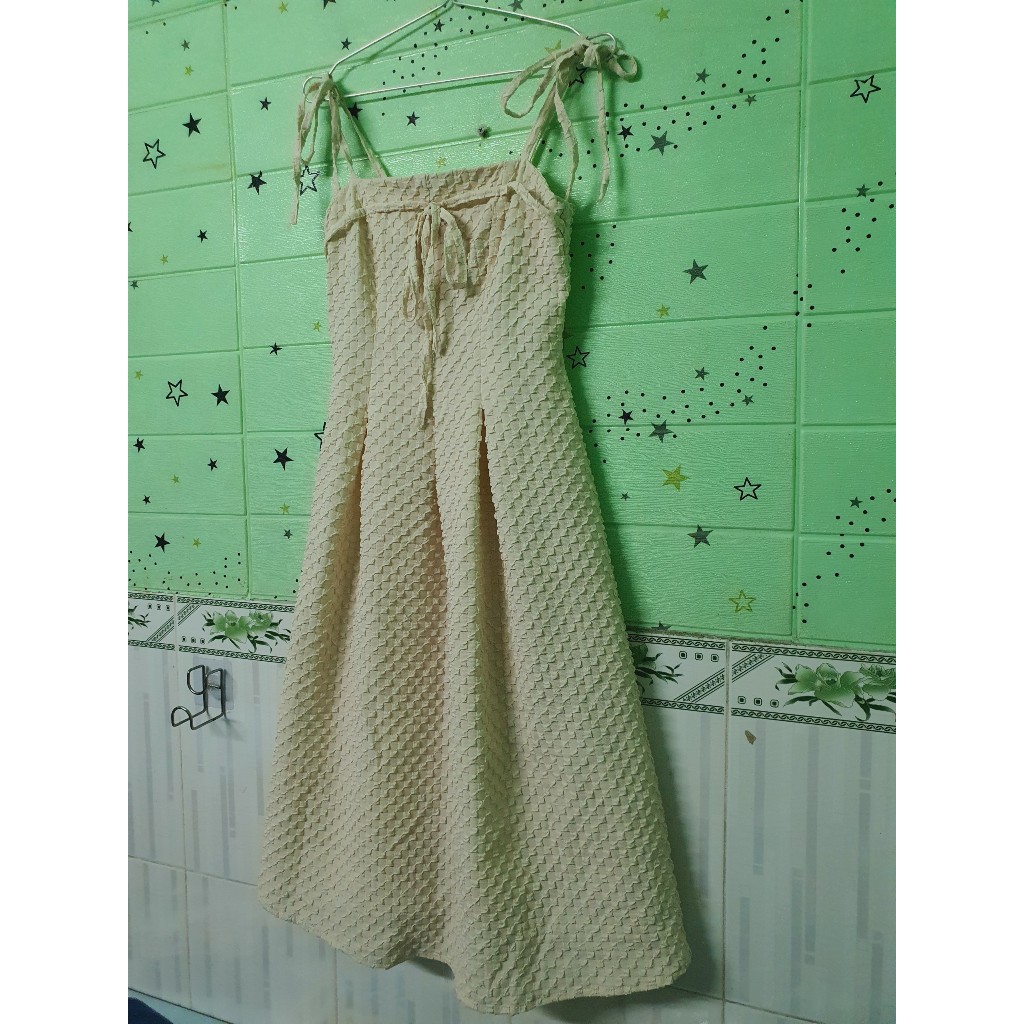 Đầm 2 dây xoè dáng dài màu kem, chất vải xốp